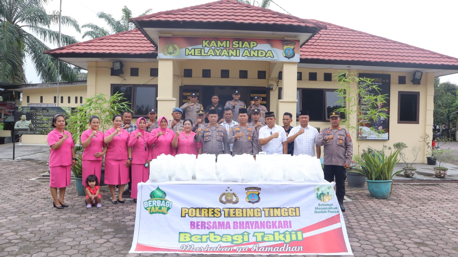 Seputar Ramadhan, Kapolres Tebing Tinggi Bagikan Takjil Untuk Warga Jelang Berbuka Puasa