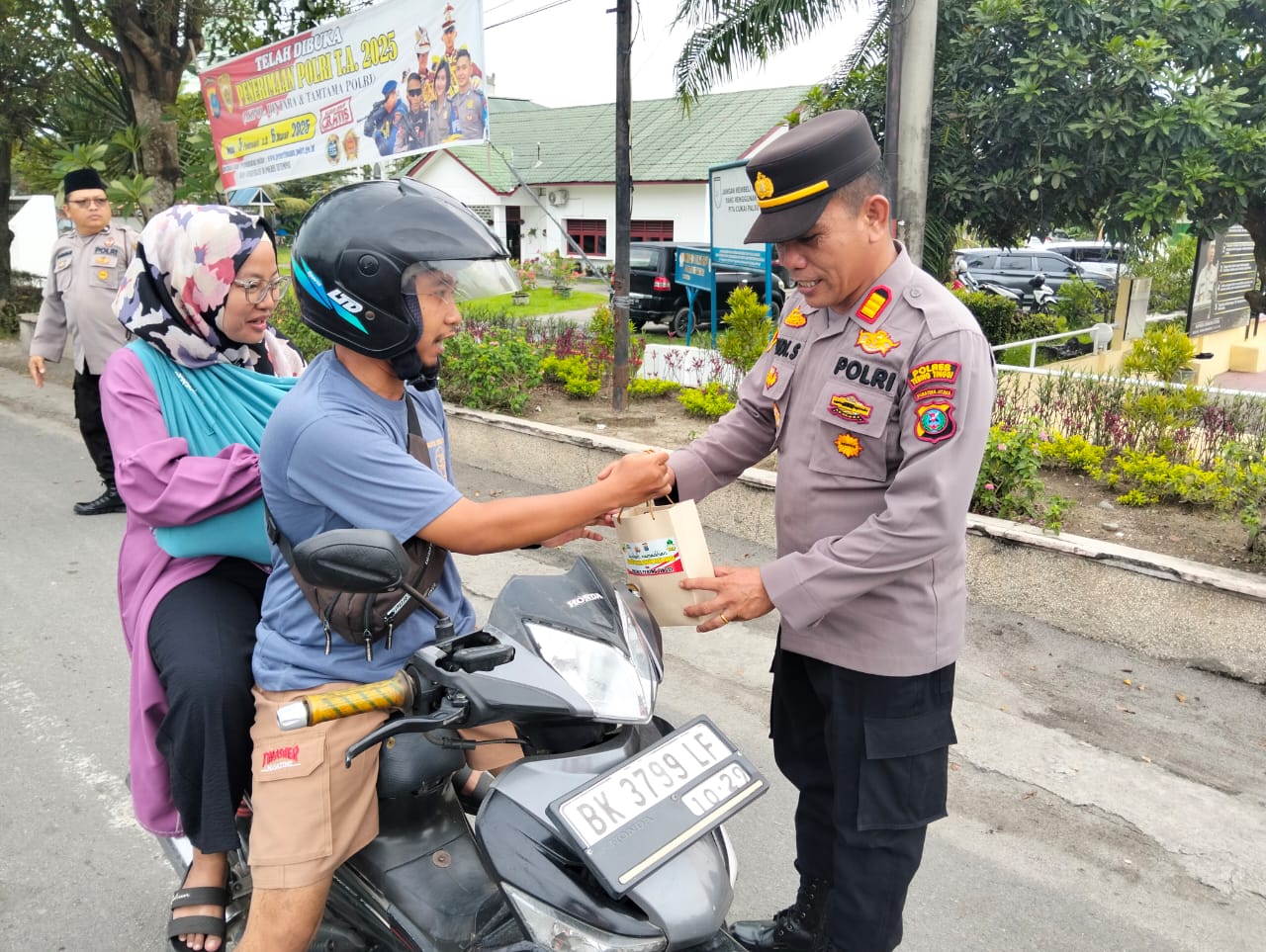 Berkah Ramadhan, Polsek Tebing Tinggi Berbagi Takjil Didepan Mapolsek