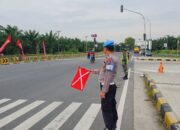 Polres Tebing Tinggi Gatur Lalin di Pintu Tol Tebing Tinggi dalam Ops Ketupat Toba 2025