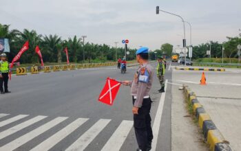 Polres Tebing Tinggi Gatur Lalin di Pintu Tol Tebing Tinggi dalam Ops Ketupat Toba 2025