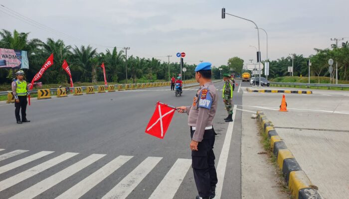Polres Tebing Tinggi Gatur Lalin di Pintu Tol Tebing Tinggi dalam Ops Ketupat Toba 2025