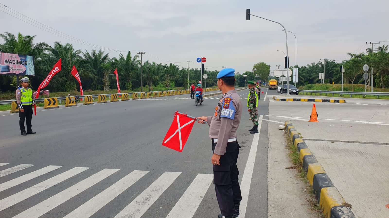 Polres Tebing Tinggi Gatur Lalin di Pintu Tol Tebing Tinggi dalam Ops Ketupat Toba 2025