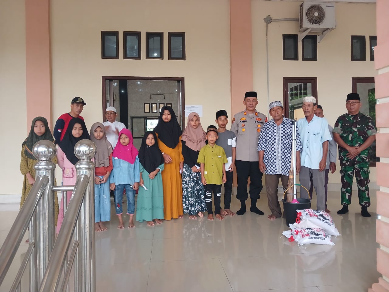 Kapolsek Firdaus Pimpin Bakti Sosial, Santuni Anak Yatim dan Bersihkan Masjid