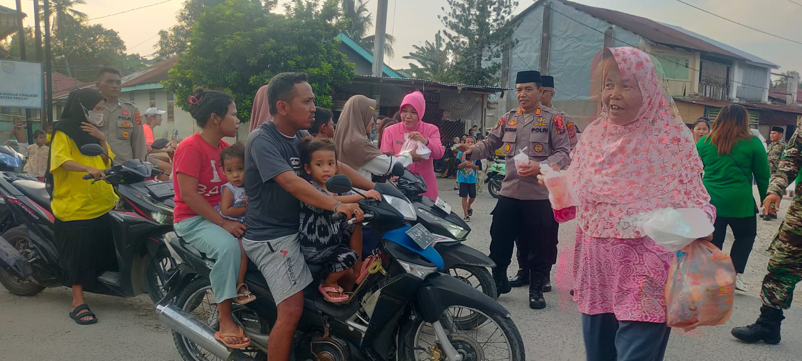 Penghujung Ramadhan, Polsek Bandar Khalipah Bagi Takjil ke Masyarakat dan Pengendara