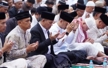 Bersama Walikota, Wakapolres Tebing Tinggi Ikuti Sholat Ied 1446 H, di Lapangan Merdeka