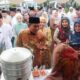 Bupati Serdang Bedagai H. Darma Wijaya meninjau UMKM di Bazar Ramadhan(Diskominfo Sergai)