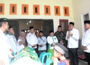 Bupati Deli Serdang, dr H Asri Ludin Tambunan dalam pesan takziahnya ketika melayat ke rumah duka Ketua Majelis Ulama (MUI) Deli Serdang, almarhum KH Amir Panatagama SPdI MPd di Jalan Sedap Malam, Gang Amal, Dusun VI, Desa Bagun Sari, Kecamatan Tanjung Morawa, Rabu (16/4/2025). (Diskominfitan Deli Serdang)