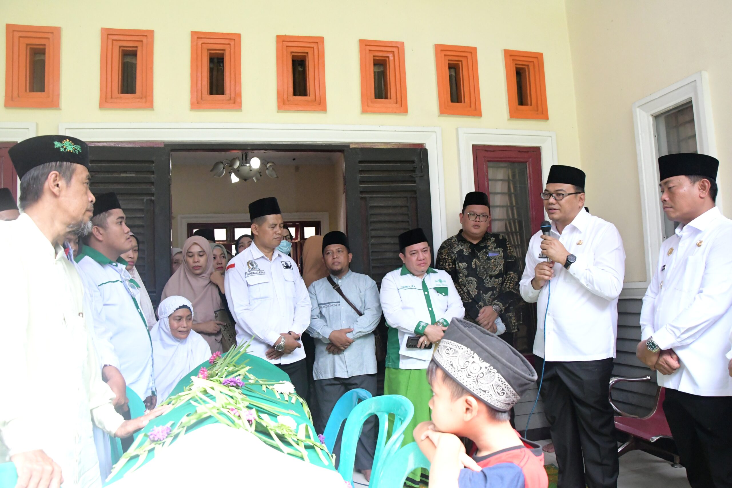 Bupati Deli Serdang, dr H Asri Ludin Tambunan dalam pesan takziahnya ketika melayat ke rumah duka Ketua Majelis Ulama (MUI) Deli Serdang, almarhum KH Amir Panatagama SPdI MPd di Jalan Sedap Malam, Gang Amal, Dusun VI, Desa Bagun Sari, Kecamatan Tanjung Morawa, Rabu (16/4/2025). (Diskominfitan Deli Serdang)