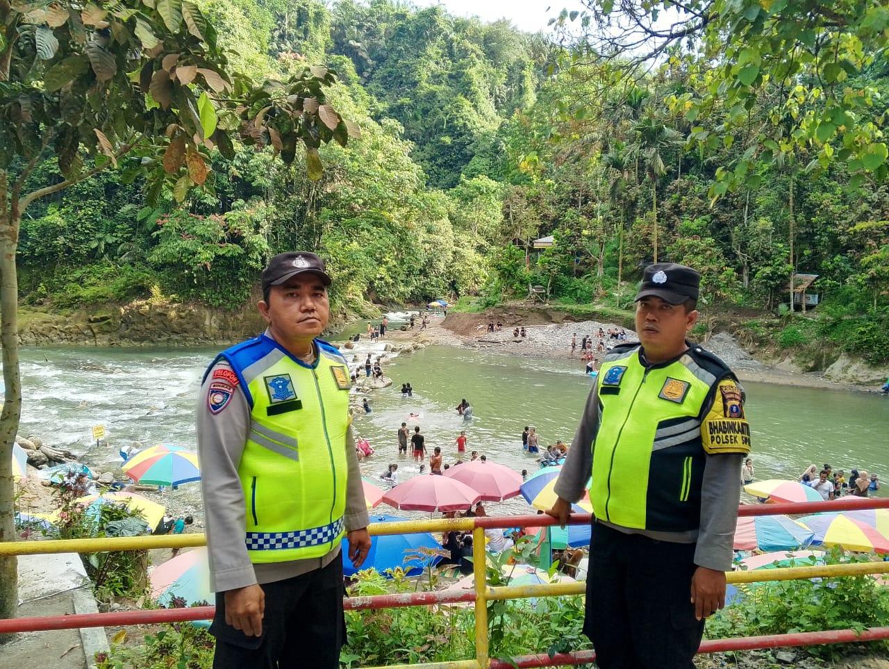 Petugas Pos Pam Bartong Polres Tebing Tinggi Pastikan Keamanan Wisatawan dalam Ops Ketupat Toba 2025