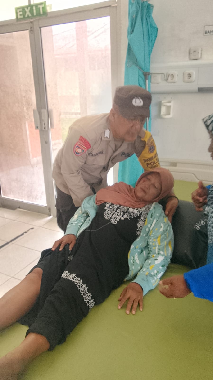 Personel Polsek Tebing Tinggi Berikan Pertolongan Pada Korban Tabrak Lari