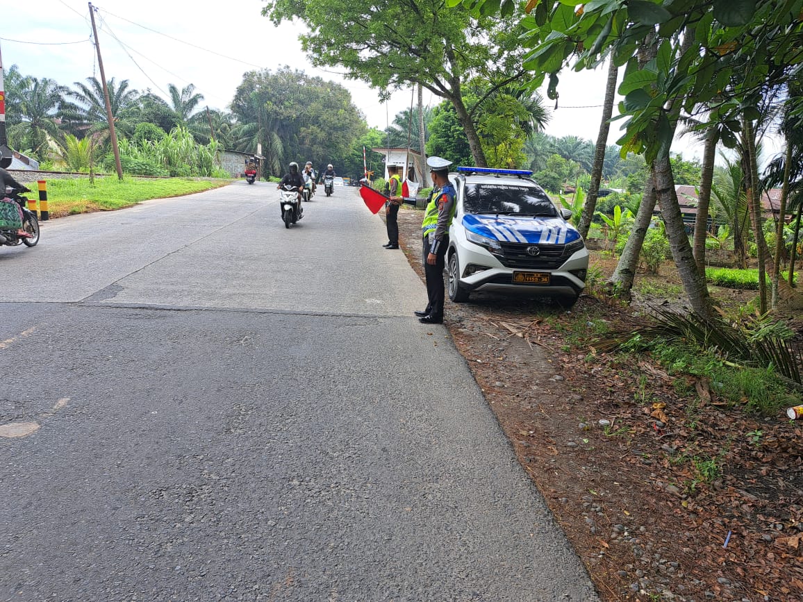Pantau Arus Lalu Lintas, Sat Lantas Polres Tebing Tinggi Lakukan Disekitaran Rel Pabatu