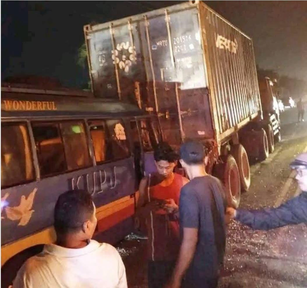Diduga Lalai, Supir KUPJ Tabrak Fuso Parkir, 12 Penumpang Luka-Luka