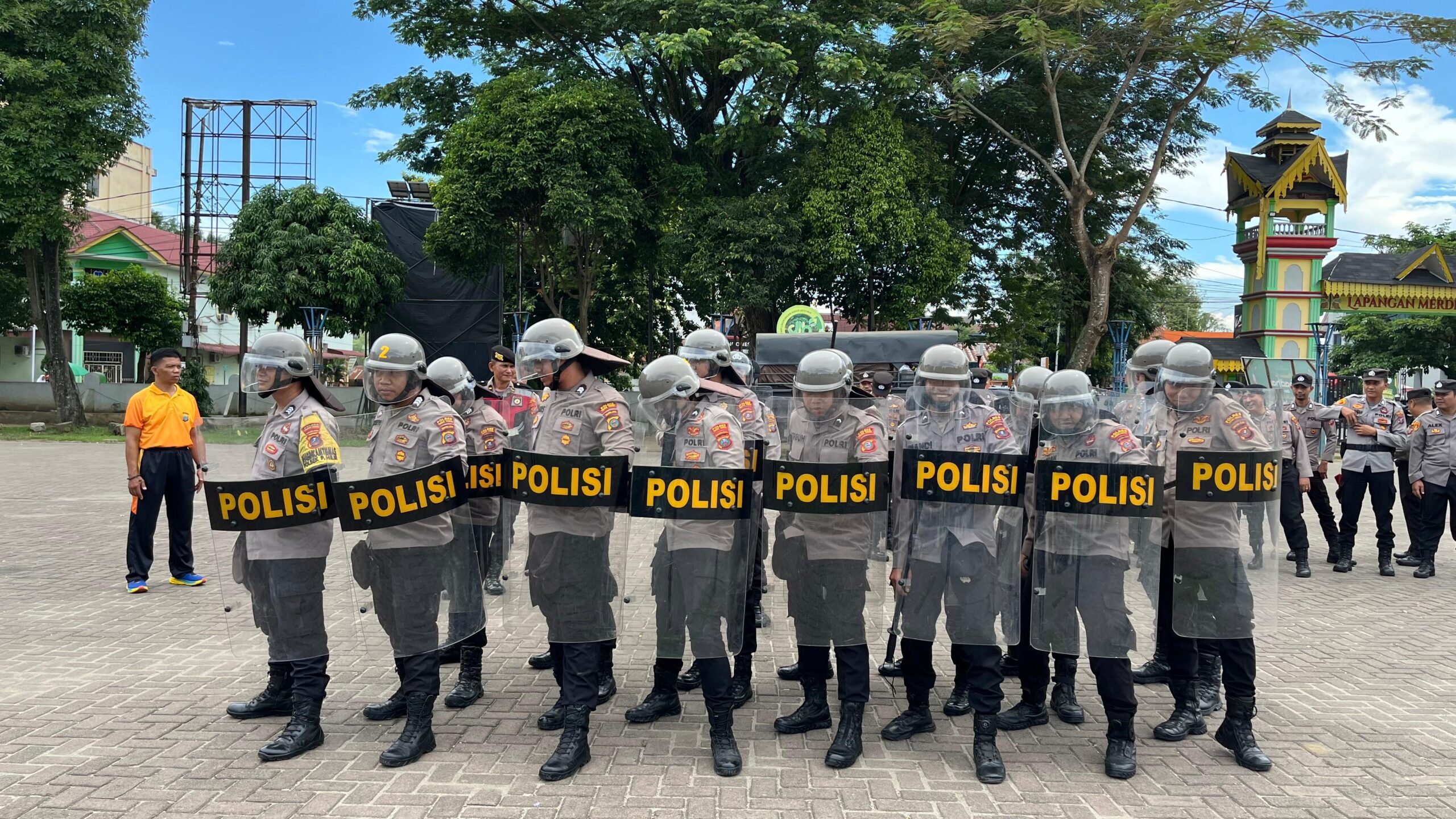 Jelang Hari Buruh, Polres Tebing Tinggi Simulasi Bersama Sat Brimob Guna Pengamanan Unjuk Rasa