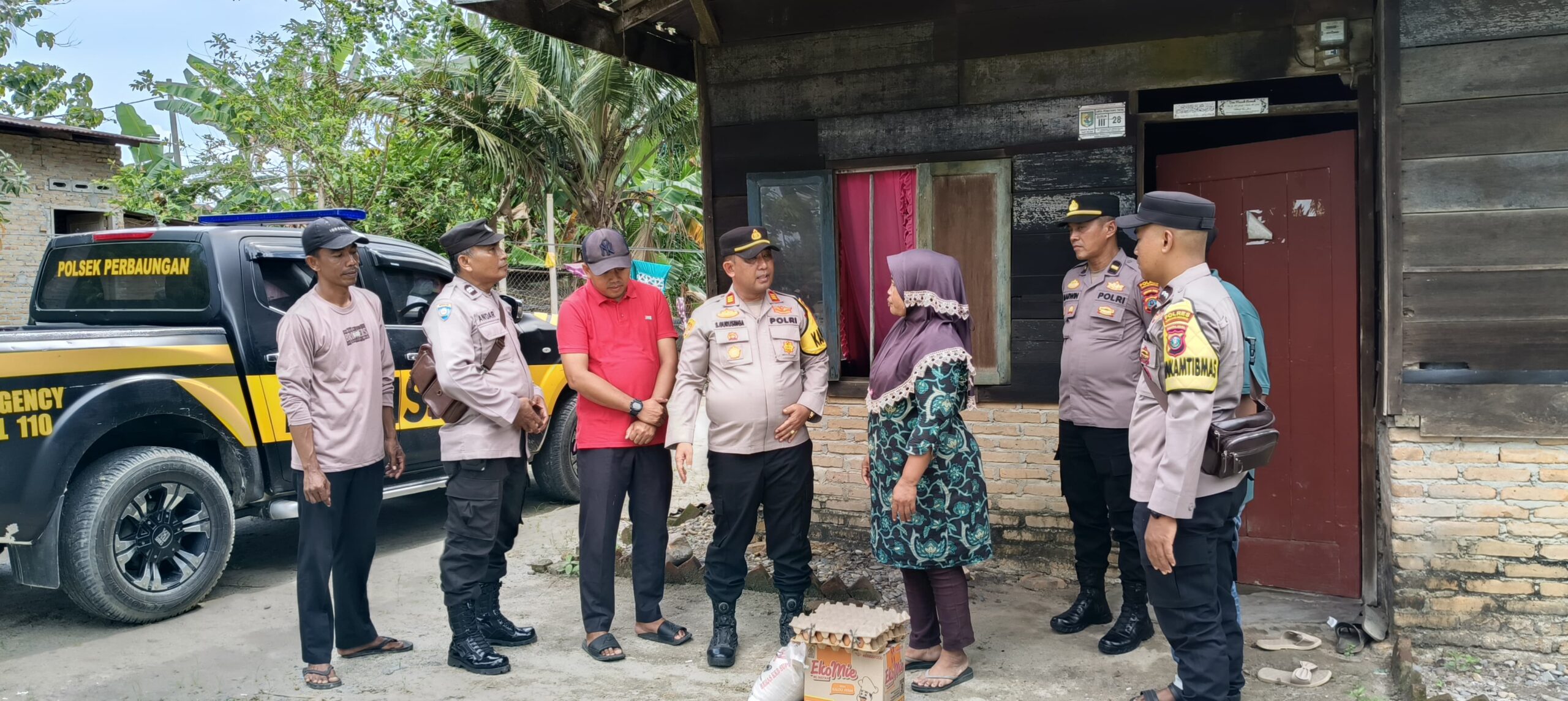 Kapolsek Perbaungan Bantu Sembako Korban Puting Beliung, Warga Ucapkan Terima Kasih