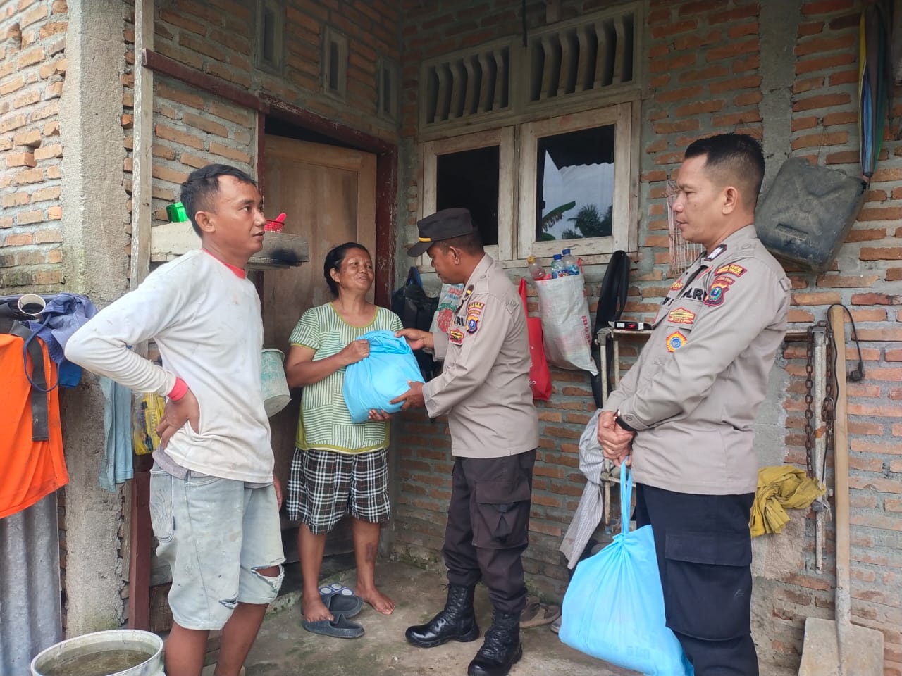 Bantuan Sembako Polres Tebing Tinggi Disalurkan ke Warga Kurang Mampu di Pinang Mancung