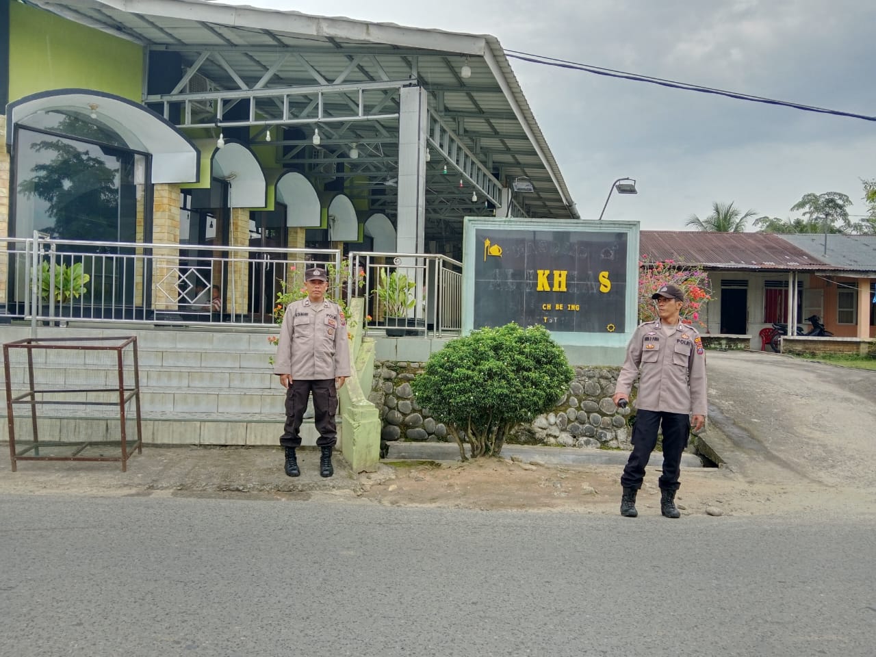 Pengamanan Diberikan Polsek Padang Hilir Bagi Warga Dalam Melaksanakan Ibadah Sholat Jumat