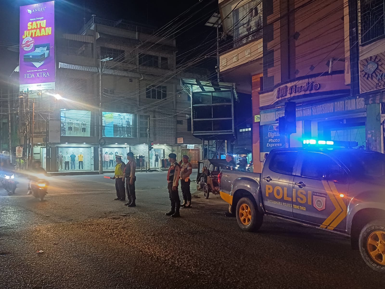 Polres Tebing Tinggi Jaga Keamanan di Malam Hari Melalui Patroli Blue Light