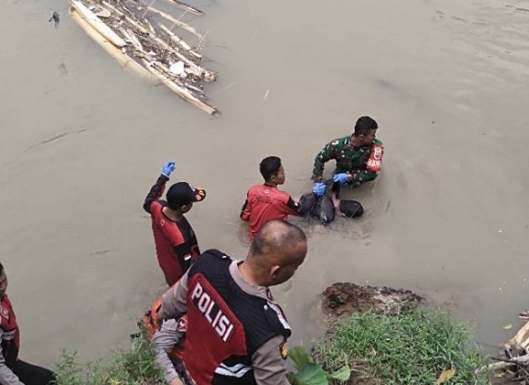 Pencari Ikan Temukan Jasad Pria, Diduga Korban Hanyut di Sungai Padang