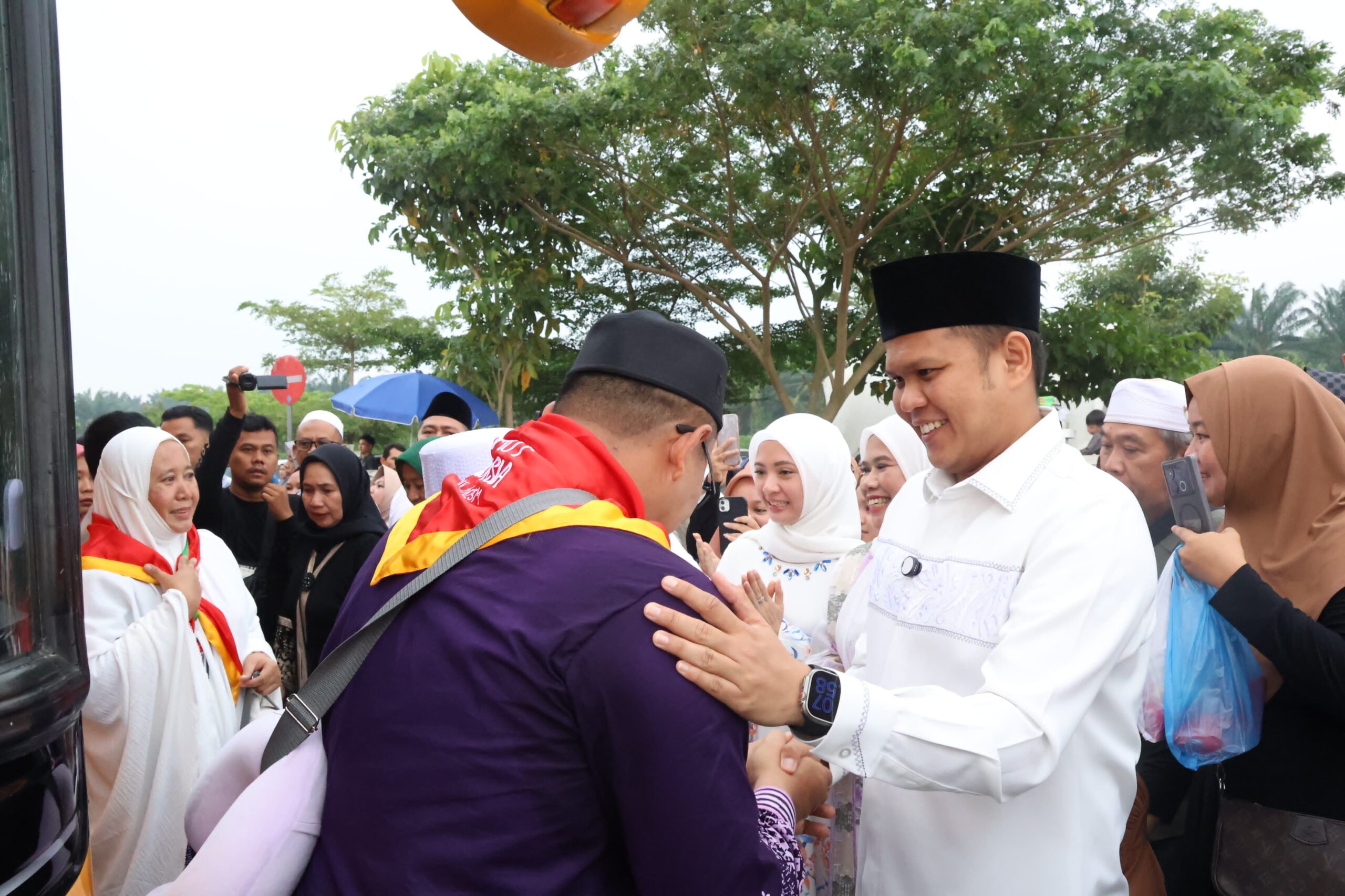 282 Jamaah Haji Sergai Diberangkatkan, Wabup Adlin: Usia Termuda 19 Tahun dan Tertua 95 Tahun