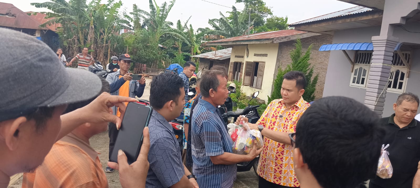Wabup Sergai Salurkan Bantuan dan Imbau Warga Waspada Cuaca Ekstrem