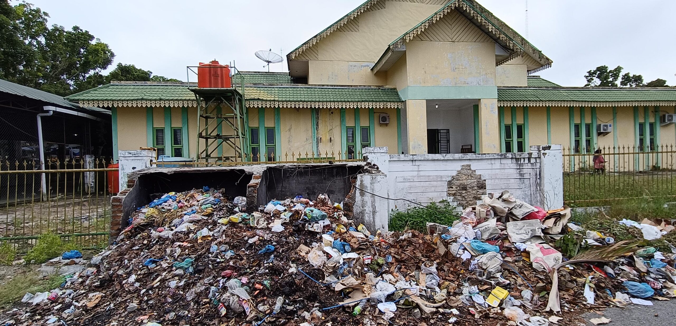 Kantor DPRD Sergai Kotor, Sampah Menumpuk dan Rongsokan Tak Terurus