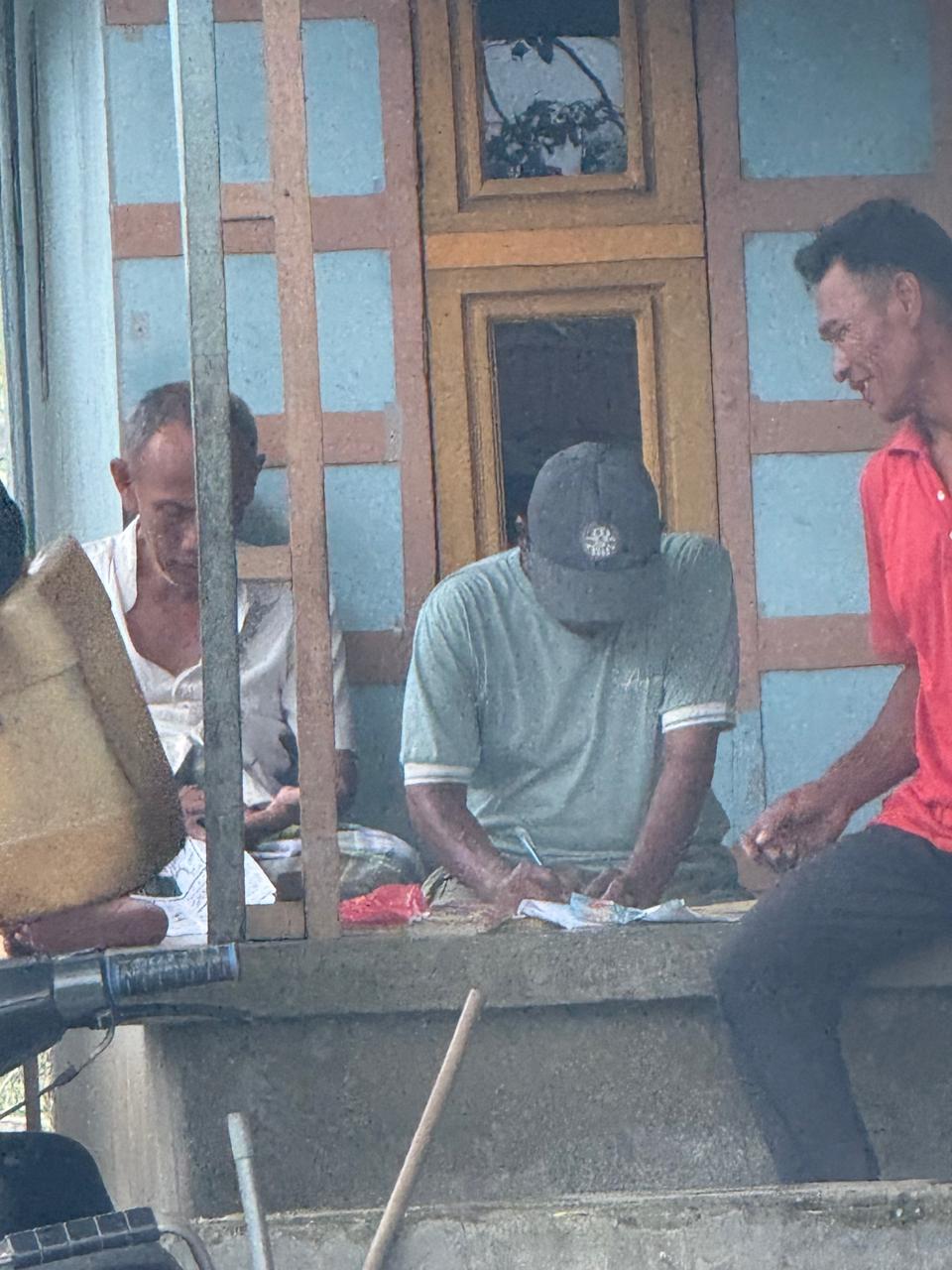 Miris! Togel Bebas Beroperasi di Pantai Cermin, Sasar Warga Ekonomi Kecil