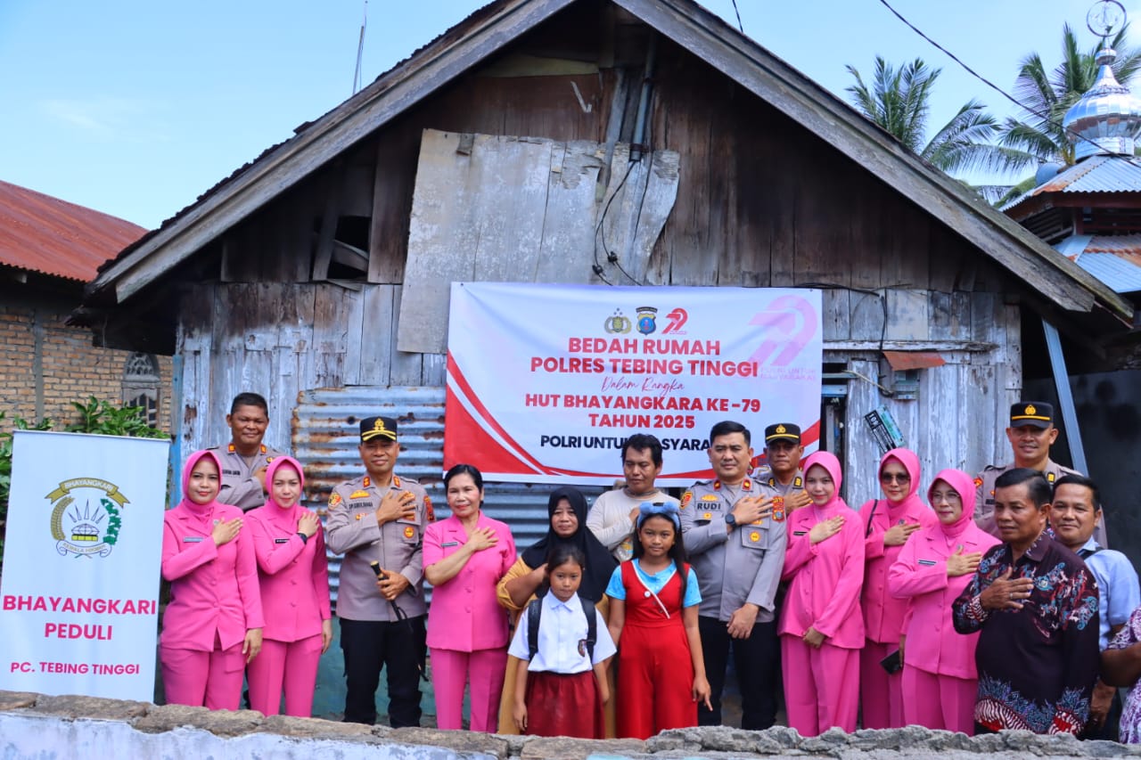 Meriahkan HUT Bhayangkara ke-79, Kapolres Tebing Tinggi Pimpin Bedah Rumah dan Salurkan Bansos