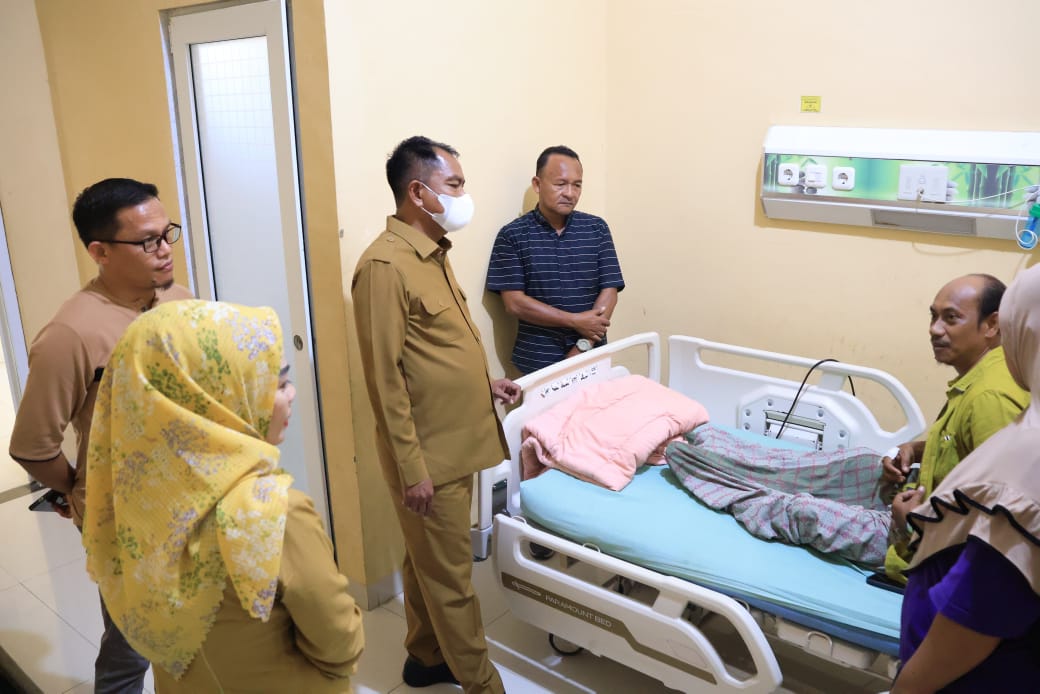 Ketua Forwakum Sergai Apresiasi Kepedulian Bupati Darma Wijaya Jenguk Wartawan Sakit