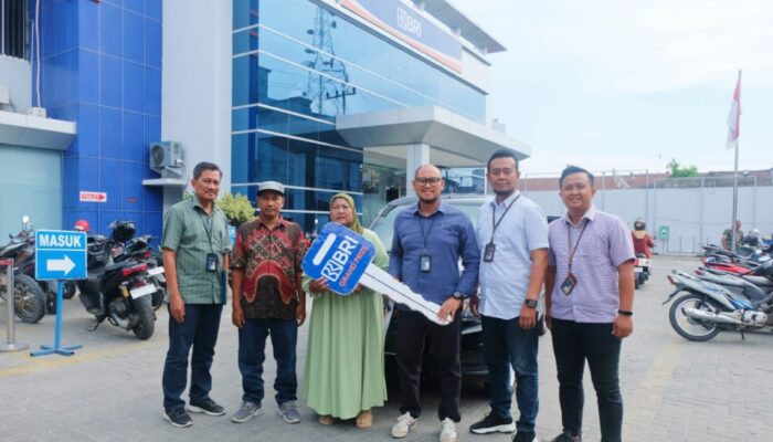 BRI BO Kisaran Serahkan Hadiah Mobil Kepada Pemenang Panen Hadiah Simpedes Semester II 2024
