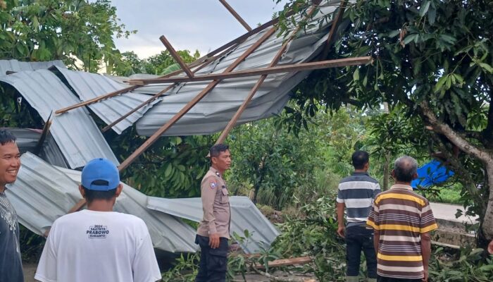 Kapolsek Firdaus Tanggap Bantu Korban Puting Beliung di Sei Rampah