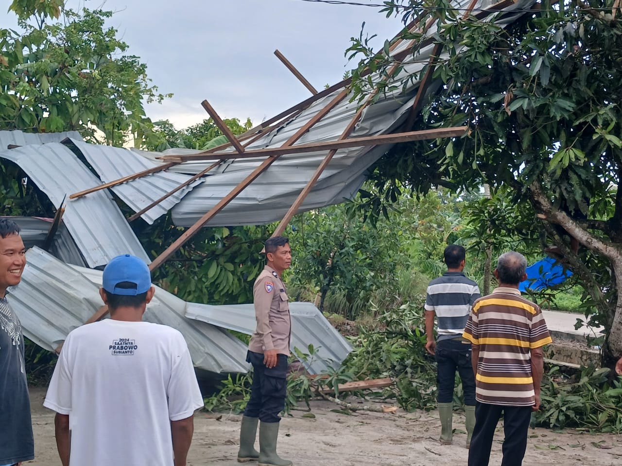 Kapolsek Firdaus Tanggap Bantu Korban Puting Beliung di Sei Rampah