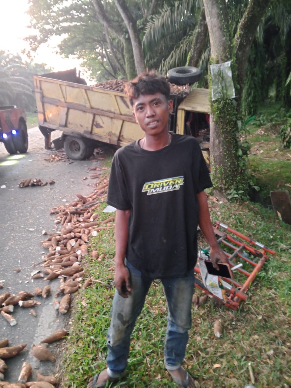 Polres Tebing Tinggi Tangani Laka Truk Pengangkut Ubi di Jalan Lintas Tebing Tinggi - Dolok Masihul