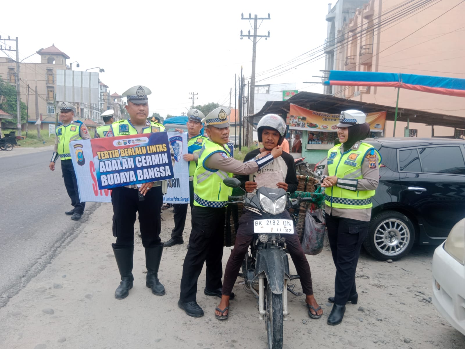 Sat Lantas Polres Sergai Tegas Soal Surat Kendaraan dan Helm, Hadiah untuk Pengendara Tertib