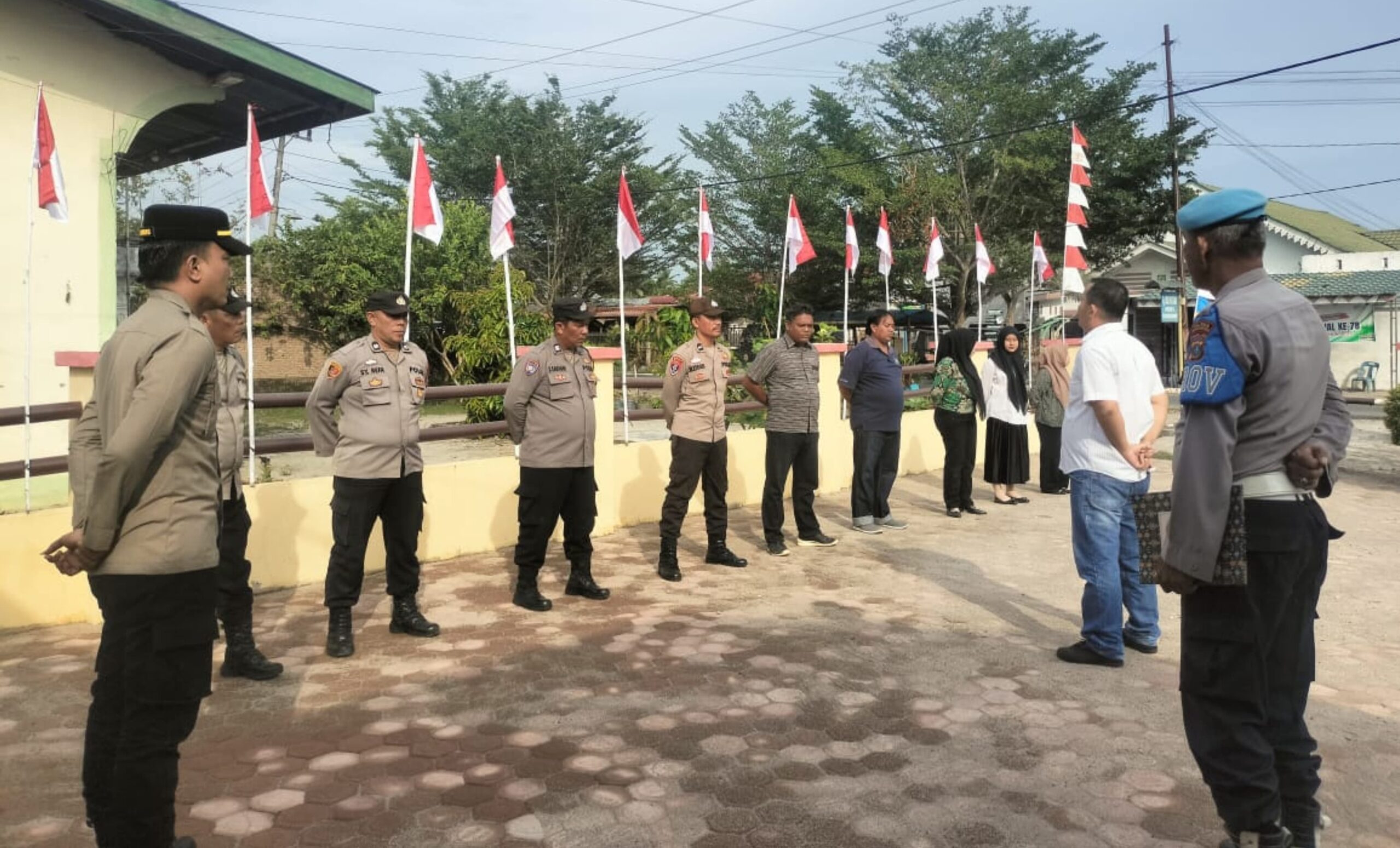 Semarakkan HUT RI, Merah Putih Berkibar Gagah di Polsek Tanjung Beringin