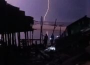 Puting Beliung Terjang Teluk Mengkudu, Puluhan Rumah Rusak l