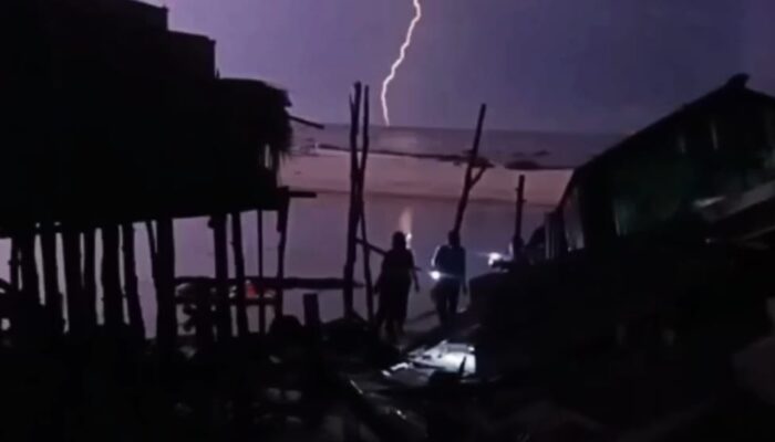 Puting Beliung Terjang Teluk Mengkudu, Puluhan Rumah Rusak l