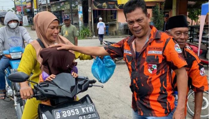 Kedan Gobel Gelar Jumat Berkah, Bagikan 500 Nasi Kotak di Sei Rampah dan Firdaus