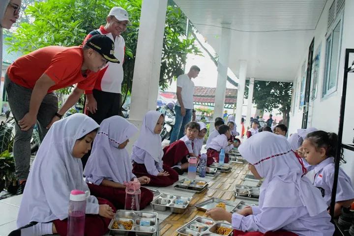 Wabup Sergai Sambangi SDN 102041 Firdaus, Pastikan Program MBG Berjalan Efektif