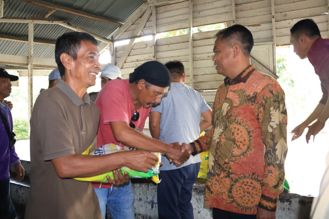 Bupati Serdang Bedagai Salurkan Bantuan Beras ke Pengemudi Ojek dan Becak, Ajak Masyarakat Jaga Kondusivitas