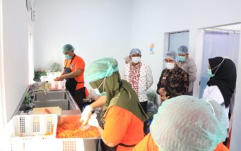 Bupati Sergai dan Wakil Ketua Ombudsman RI Tinjau SPPG Program Makan Bergizi Gratis