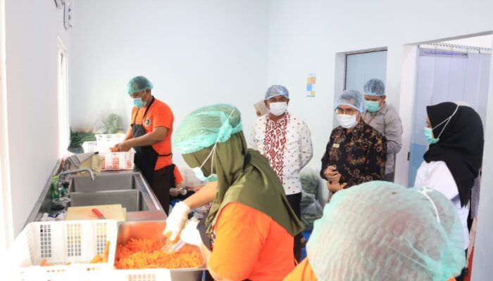 Bupati Sergai dan Wakil Ketua Ombudsman RI Tinjau SPPG Program Makan Bergizi Gratis