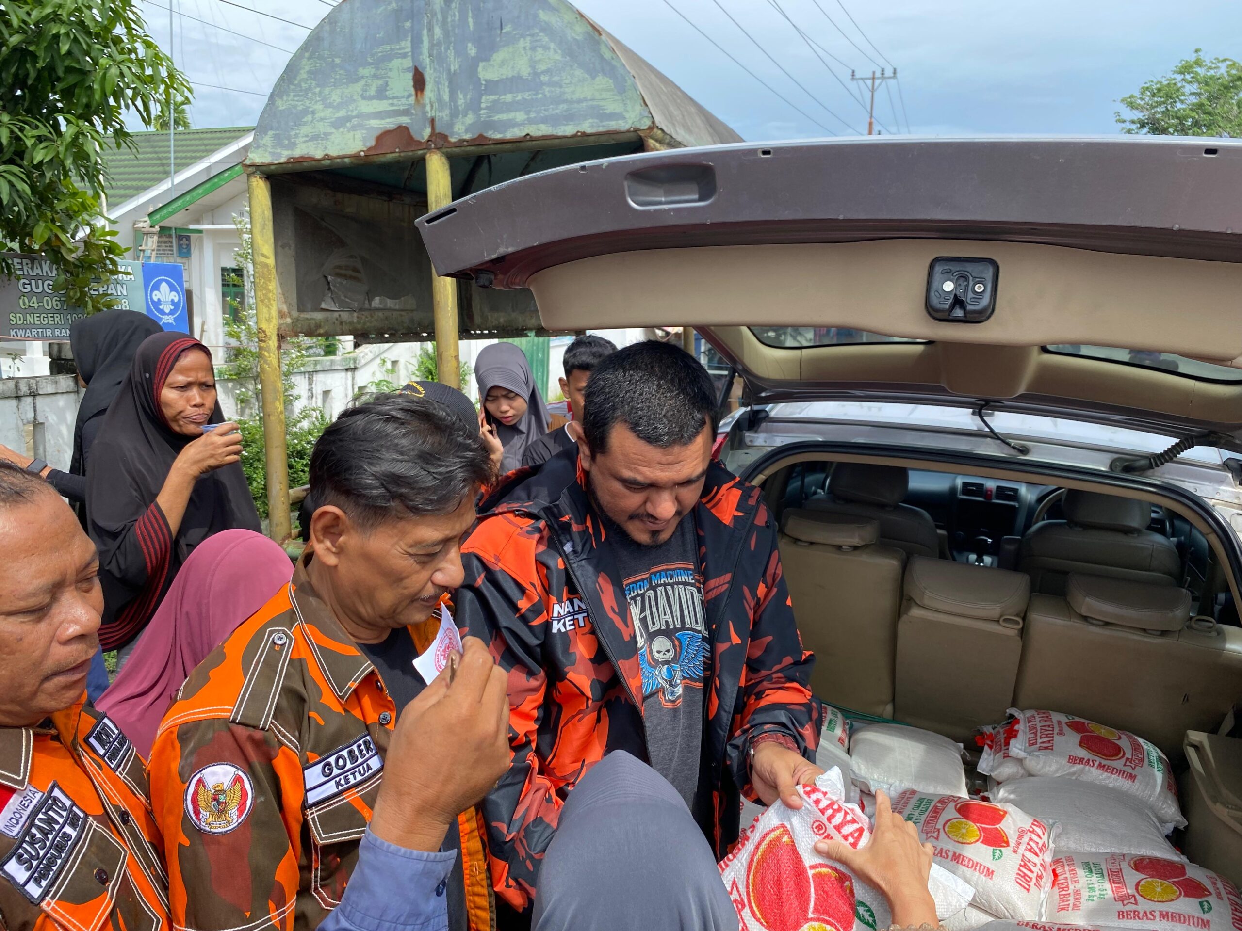 Pemuda Pancasila Sei Rampah Salurkan 100 Karung Beras untuk Warga Firdaus