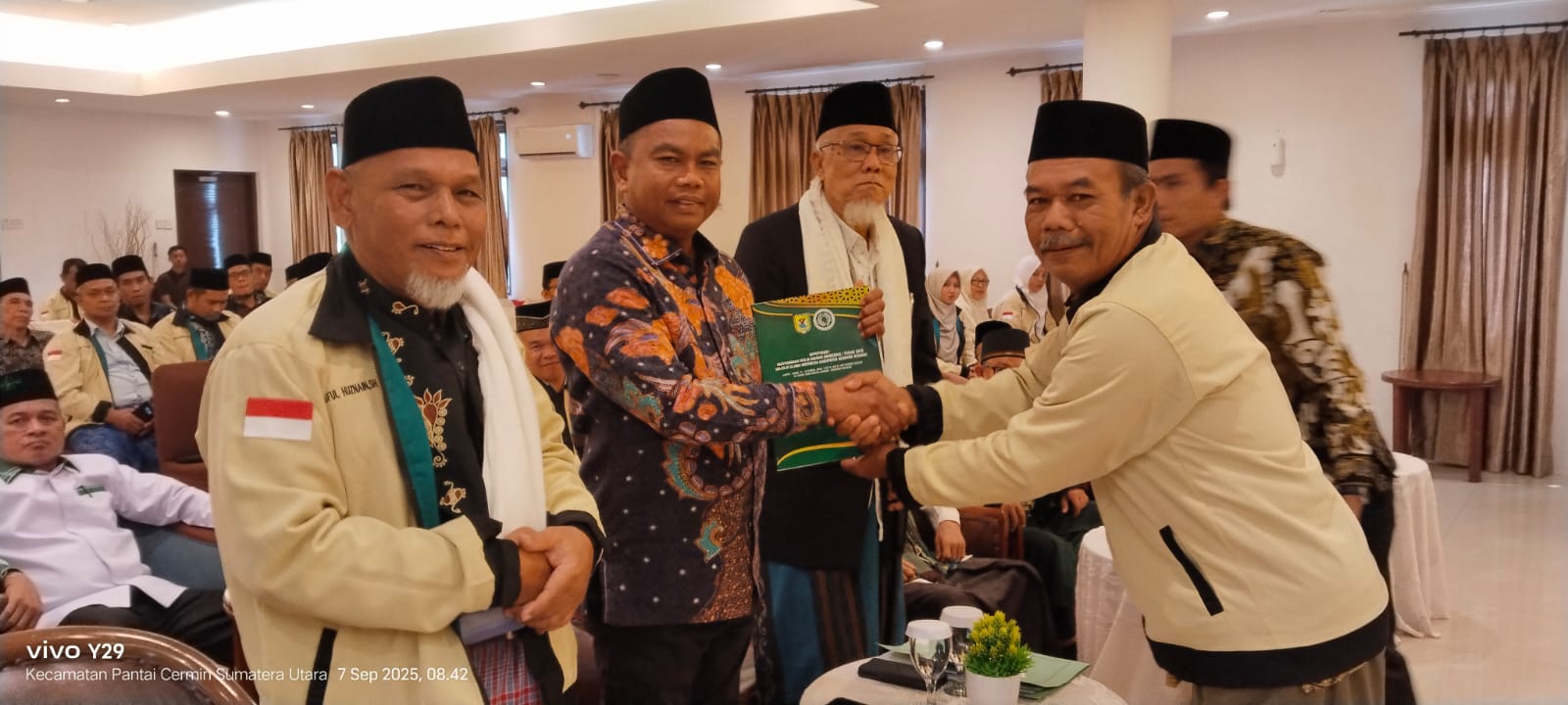 Bupati Sergai Tutup Mukerda MUI Sergai Terima Hasil Rekomendasi