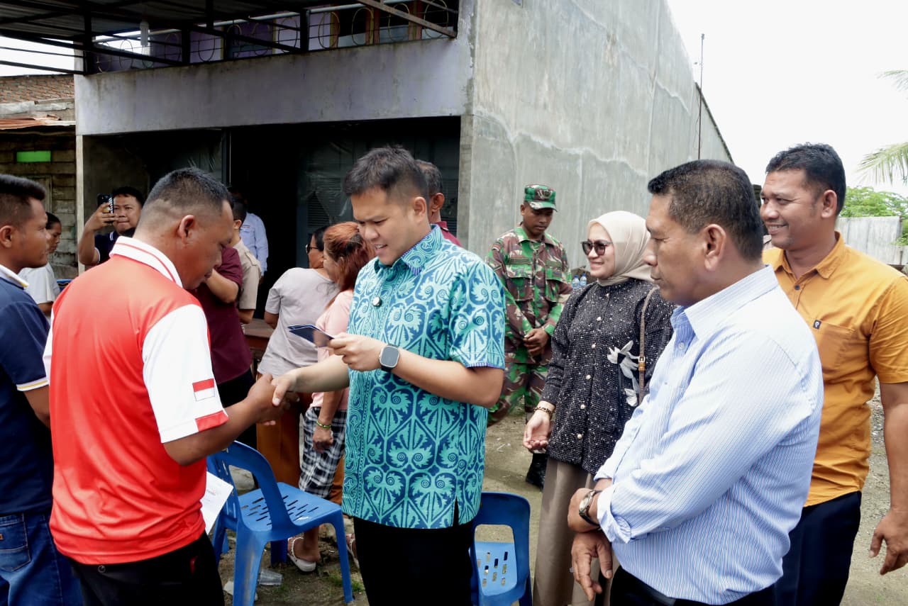 Wabup Sergai Serahkan Bantuan Kemensos untuk Korban Puting Beliung