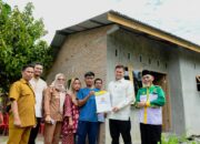 Wabup Adlin Serahkan Bantuan Rumah untuk Korban Angin Puting Beliung, Warga Silau Rakyat Tersenyum Kembali