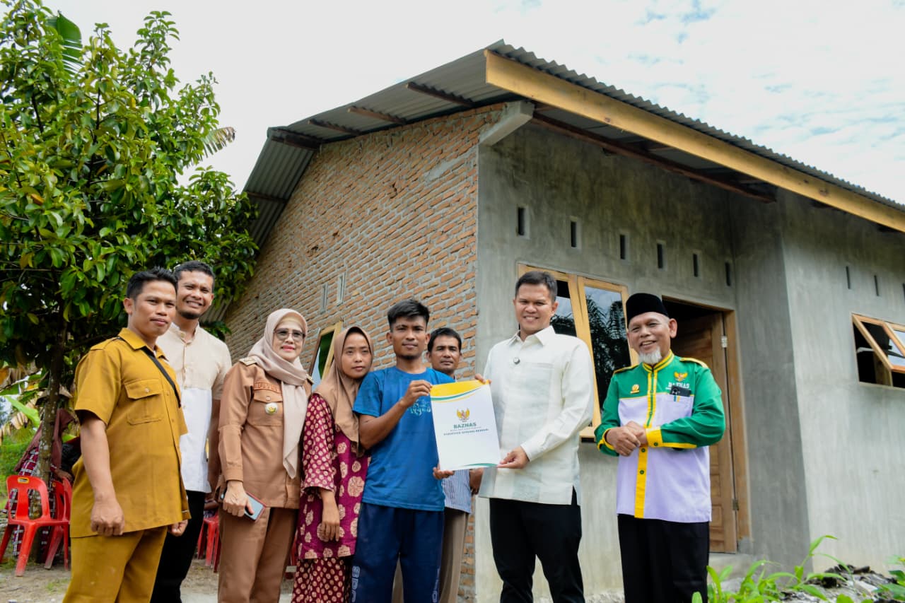 Wabup Adlin Serahkan Bantuan Rumah untuk Korban Angin Puting Beliung, Warga Silau Rakyat Tersenyum Kembali