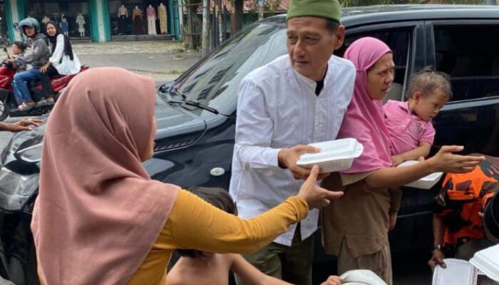 Kedan Gobel Gelar Jumat Berkah, Bagikan 500 Nasi Kotak di Sei Rampah dan Firdaus
