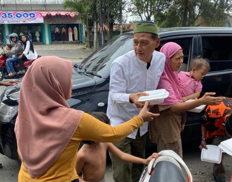 Kedan Gobel Gelar Jumat Berkah, Bagikan 500 Nasi Kotak di Sei Rampah dan Firdaus