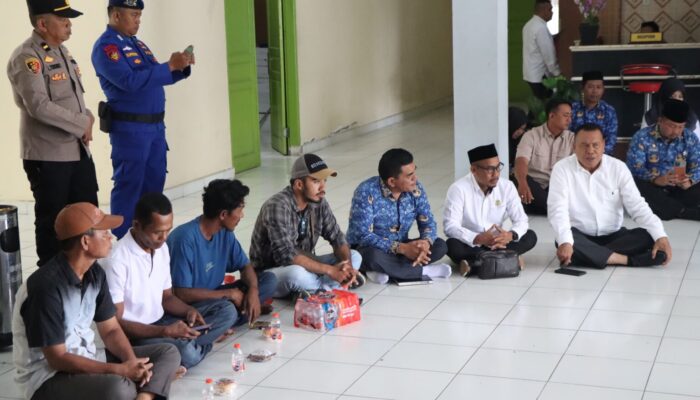 Duduk di Lantai Bersama Nelayan, Ketua DPRD Sergai Tegaskan Perlawanan terhadap Pukat Trawl.