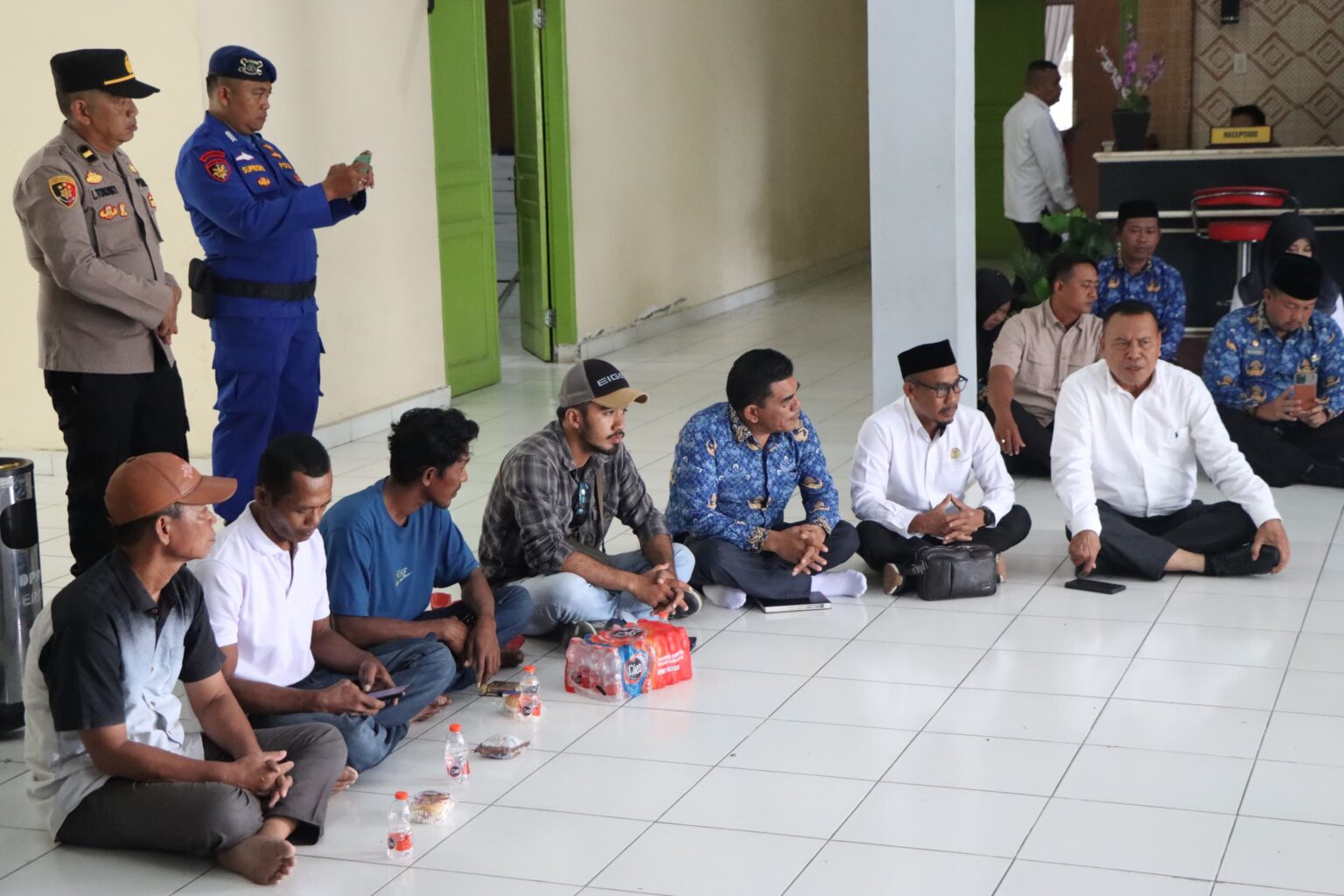 Duduk di Lantai Bersama Nelayan, Ketua DPRD Sergai Tegaskan Perlawanan terhadap Pukat Trawl.